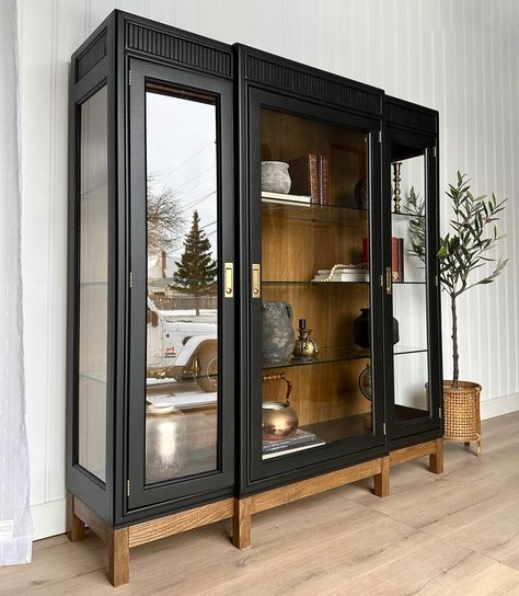 || AVAILABLE || Vintage Drexel Heritage, “passage” display cabinet in campaign style🤩 Recessed brass hardware with backplate. Excellent quality, exceptional craftsmanship. Glass shelves are extremely sturdy! Soft black and muted, medium brown toned oak with a bit of texture. Would be perfect in a neutral room for an in house library with books and bit of a decor😍 Measures 54” w x 16” d x 58” h. Located in Elrose, Saskatchewan. Delivery available- Saskatchewan and Alberta wide. Send a... In House Library, Hardware With Backplate, House Library, Drexel Heritage, Neutral Room, Home Libraries, Upcycled Furniture, Medium Brown, Glass Shelves