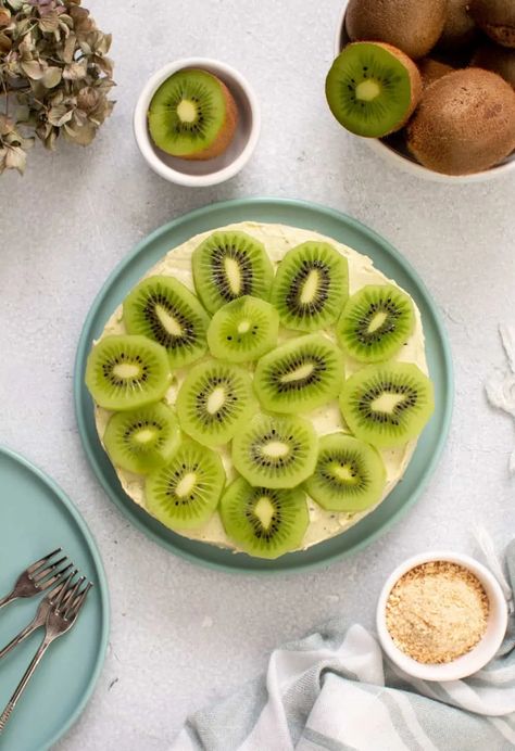 Kiwi Cheesecake Recipes, Kiwi Cheesecake, Digestive Cookies, Perfect Cheesecake, Kiwi Berries, Fruity Cake, Berry Cheesecake, Classic Cheesecake, Kiwi Fruit