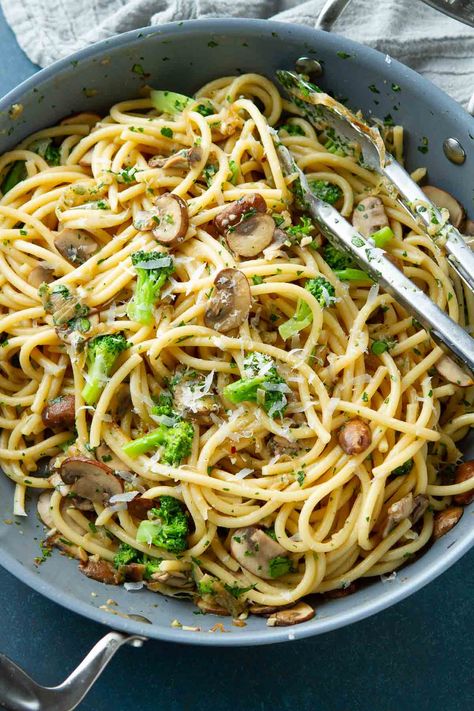 Mushroom Broccoli Pasta, Pasta Noodles Recipes, Long Pasta, Broccoli Recipes Healthy, Broccoli Mushroom, Pasta Vegetarian, Broccoli Pasta Recipe, Mushroom Broccoli, Noodle Dinner