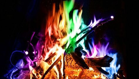 You Can Turn Your Boring Campfire Into Magical Rainbow Flames. Here's How. Cool Camping Gadgets, Banana Boats, Camping Gadgets, Retro Camping, Magical Rainbow, Family Camping Trip, Camping Lanterns, Outdoor Wood, Enjoy Nature