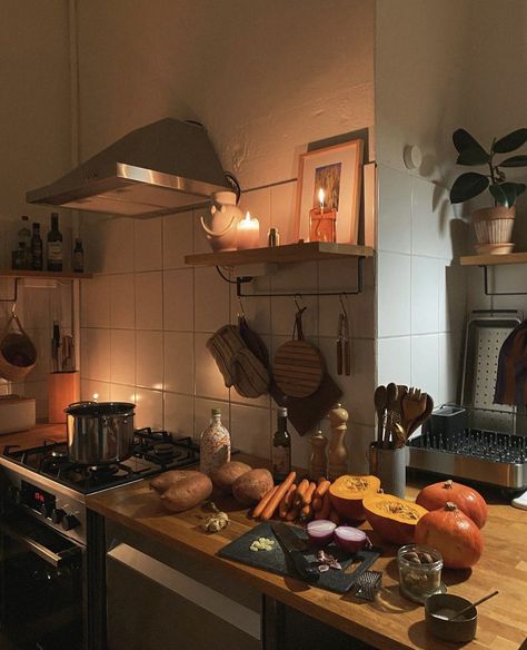 Cozy Kitchen Aesthetic Night, Nyc Loft Kitchen, Cozy Nyc Apartment Aesthetic, Loft Apartment Aesthetic Cozy, 90s Living Room Aesthetic, Nyc Kitchen Apartment, Downtown Apartment Aesthetic, Warm House Aesthetic, Small Town Home