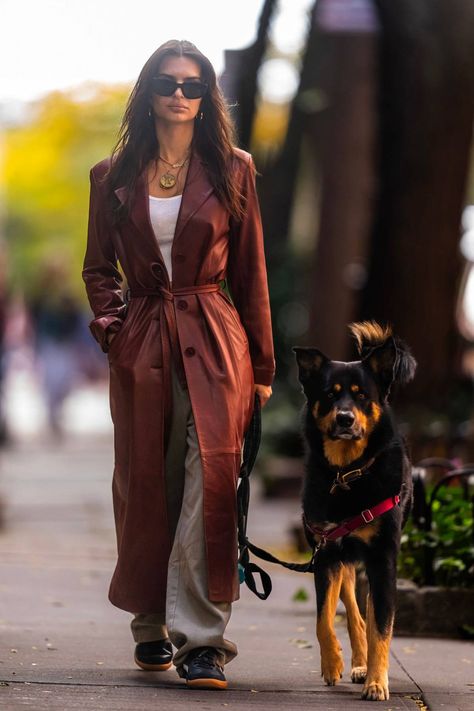 Emily Ratajkowski Style Street, Emrata Outfits, Emrata Style, Burgundy Trench Coat, Emily Ratajkowski Style, Winter Mode, Emily Ratajkowski, Celebrity Street Style, Coat Outfits