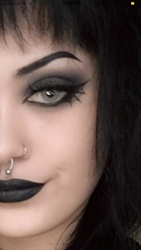 Emo Vampire Makeup, Halloween Makeup Gothic, Goth Makeup Looks Eyeliner, Gothic Hooded Eye Makeup, Goth Makeup Without Lashes, Formal Gothic Makeup, Easy Gothic Makeup Ideas, Black Makeup Looks Goth, Goth Eyeliner For Hooded Eyes