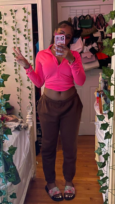 Brown Leggings Outfit Black Women, Brown And Pink Outfits For Black Women, Pink And Brown Outfit Black Women, Brown Sweats Outfit, Brown Sweatpants Outfits, Pink And Brown Outfit, Brown Leggings Outfit, Sweats Outfits, Brown Sweatpants