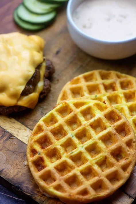 Big Mac Chaffle Keto Chaffle Hamburger Buns, Chaffle Burger, Best Cheeseburger Recipe, Buns Recipe Easy, Gluten Free Family Meals, Burger Buns Recipe, Low Carb Life, Hamburger Bun Recipe, Chaffle Recipes