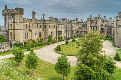 15 Best Castles in England - The Crazy Tourist Castle School, Kilkenny Castle, Arundel Castle, British Castles, Old Castle, English Castles, Castles In England, Famous Castles, Castle House