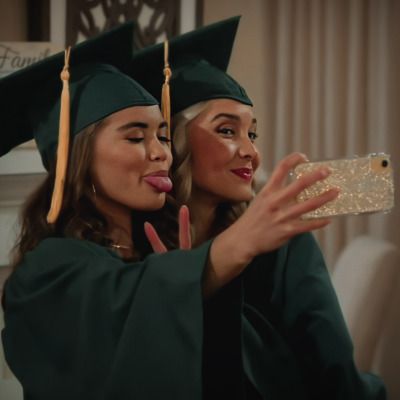 Alexa And Katie Graduation, Iconic Tv Show Duos, Alexa And Katie, Senior Year Diy, Movie Duos, Senior Year Fun, I Wanna Be Yours, Alexa & Katie, Wanna Be Yours