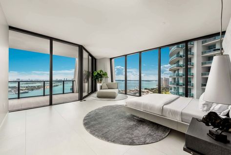 Four-Bedroom Residence in Zaha Hadid-Designed Miami Tower Heads to Auction - mansionglobal.com Miami Beach Penthouse, Penthouse With Pool, Miami Apartment, Miami Condo, Beach Penthouse, Miami Real Estate, Luxury Penthouse, Luxury Living Room Design, Luxury Amenities