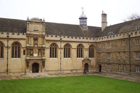 1613.Wadham College, Oxford University. Oxfordshire, South East England, founded in 1610 Front quad at Wadham College, Oxford.2006. Oxford College, South East England, Oxford England, College Library, Dream School, Oxford University, 17th Century, Notre Dame, Quad