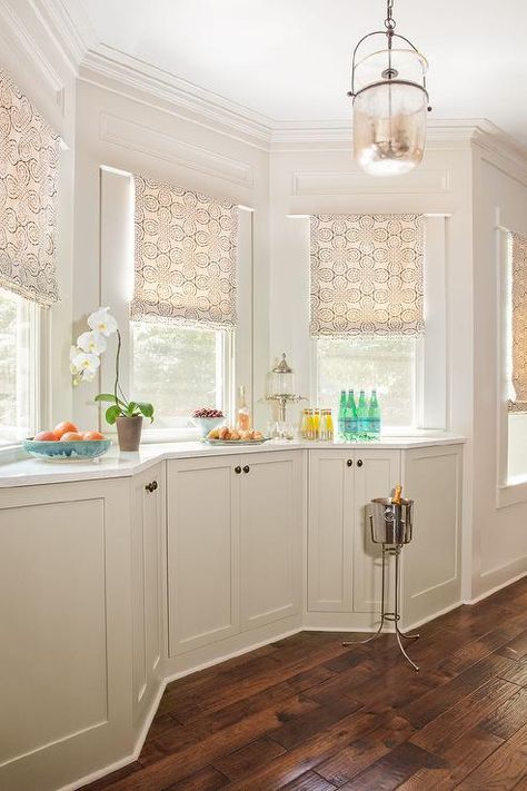 White Farm Sink, Bay Window Design, Tan Shades, Kitchen Bay Window, Dark Wooden Floor, Freestanding Kitchen Island, Cottage Kitchen Design, Classic Cabinet, Silver Cabinets