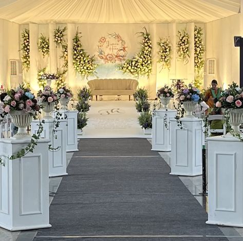 Simple Christian Wedding Stage Decor, Christian Engagement Stage Decoration, Unique Stage Decoration, Wedding Hall Decorations Simple, Christian Wedding Stage Decoration, Marriage Hall Decoration, Engagement Stage, Indoor Wedding Decorations, Marriage Hall