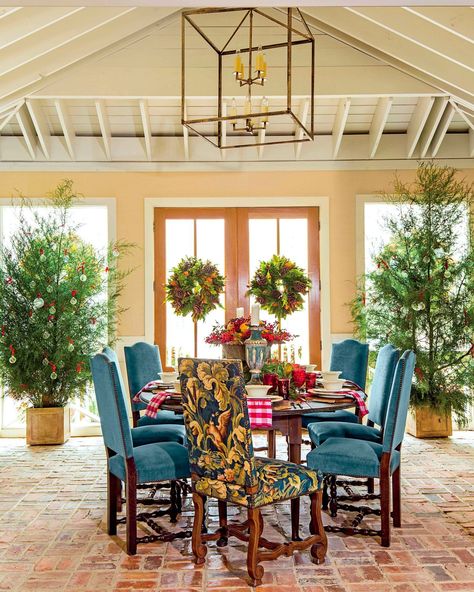 Have Yourself A Merry Christmas: 75 Ho-Ho-Holiday Decor Ideas Perry Georgia, Farmers Porch, James Farmer, Architecture White, Blue And White Home, Southern Living House Plans, Christmas Dining Room, Home Architecture, Cottage Living Rooms