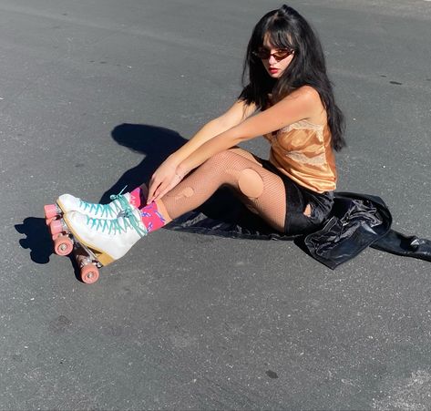 Roller Skating Pics, Roller Skating Aesthetic Outfits, Roller Skate Aesthetic, Rollerskating Aesthetic Outfit, Roller Skating Poses, Roller Aesthetic, Retro Aesthetic Roller Skates, Roller Skating Instagram Pictures, Roller Skates Photography