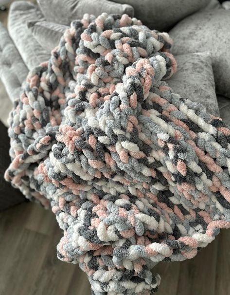 7 Simple Crochet Blanket Tutorials Crochet Blanket Color Schemes, Bulky Knit Blanket, Baby Blanket Dimensions, Chunky Blankets, Big Blanket, Crochet Blanket Tutorial, Arm Knitting Blanket, Chenille Blanket, Baby Throw