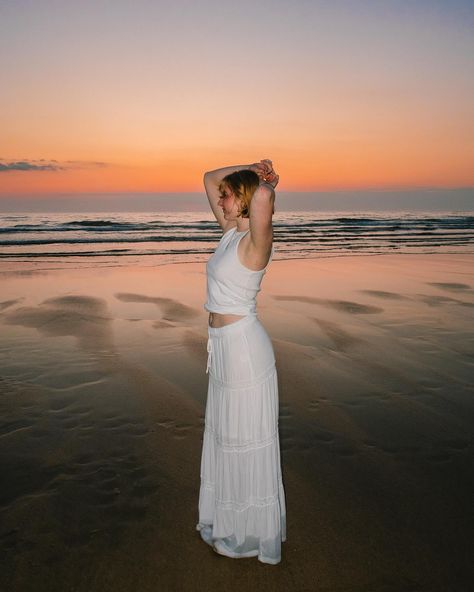 Sunsets by the coast with @jodemac I’m such a sucker for a sunset shoot as we all well know by now - but with a FLASH!? Even if it was just the lil unbuilt one from my @canonuk G7X mark ii it’s SUCH a vibe 💥 This was a little impromptu photoshoot but it’s actually inspired me to do a proper-styled flash photoshoot by the beach so I’ll will plan that asap! I hope you love the photos 🥰 My settings with the flash were ISO 160 f8 1/80s Beach Sunset Flash Photoshoot, Beach Flash Photoshoot, Flash Beach Photoshoot, Beach Flash Photos, Flash Beach Photos, Sunset Flash Photography, Poses In Beach, Beach Flash Photography, Flash Pfp