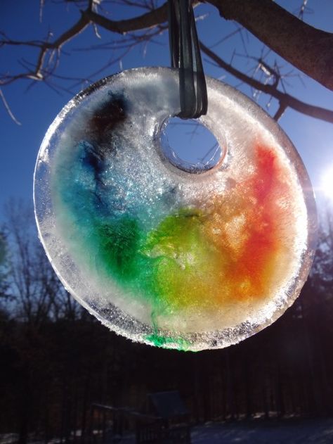 Winter Ice Craft - Sun Catchers. Make these beautiful gems from ice for bright outdoor decorations. Craft Sun, Ice Activities, Schnee Party, Ice Crafts, Fire Crafts, Fun Winter Crafts, Snow Activities, Winter Craft, Snow Fun