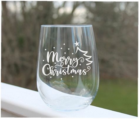 Diy Christmas Gifts Cricut Glass Etching, Christmas Wine Glasses Etched, Cricut Etching, Laser Christmas, Custom Whiskey Glasses, Etching Ideas, Christmas Wine Glasses, Wine Christmas, Engraved Whiskey Glass