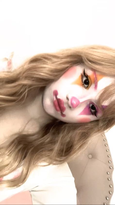 Clown Girl Aesthetic, Clown Makeup Girl, Aesthetic Clown Makeup, Soft Clown Makeup, White Clown Makeup, Clown Girl, Clown Clothes, Buster Keaton, Silent Film Stars