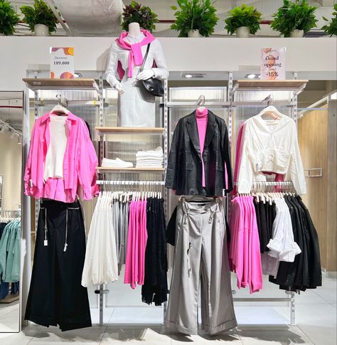 Fashion Merchandising Aesthetic, Clothing Shop Interiors, Boutique Clothing Store Design, Visual Merchandising Fashion, Fabric Illustration, Clothing Store Displays, Clothing Store Design, Fashion Displays, Boutique Clothing Store