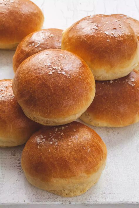 Brioche Hamburger Buns, Hamburger Buns Recipe, Hamburger Bun Recipe, Brioche Dough, Homemade Brioche, Buns Recipe, Beef Patty, Hamburger Buns, Brioche Buns