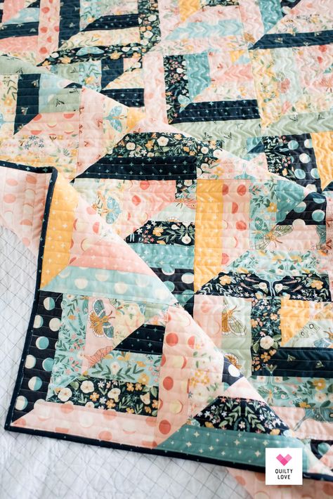 Lucky Log Cabin Quilt Pattern, Easy Fat Quarter Quilt Pattern, Jelly Roll Log Cabin, Jelly Roll Quilt Patterns Free, Quilt Block Ideas, Modern Baby Quilt Patterns, Line Quilt, Beginner Quilts, Cream Quilt