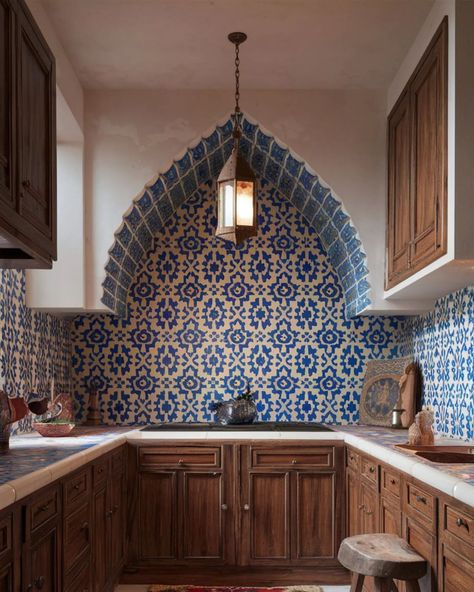 10 Stunning #backsplash Design Ideas for Small Kitchens in 2024 Discover 10 creative backsplash designs perfect for small kitchens. From bold patterns to minimalist styles, get inspired with these backsplash ideas to transform your kitchen. #homedecorsuggest #kitchendesign Ideas For Small Kitchens, Creative Backsplash, Backsplash Design, Small Kitchens, Backsplash Designs, Desert Homes, Backsplash Ideas, Bold Patterns, Middle Eastern