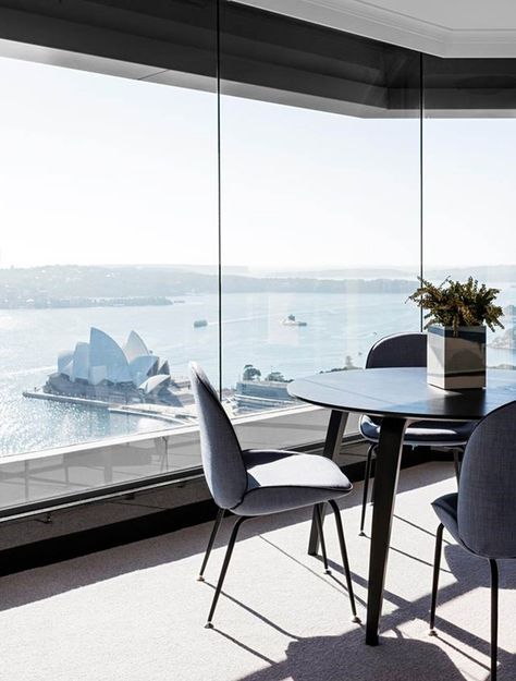 This apartment's pared-back dining area boasts breathtaking views of Sydney harbour. Gubi Dining Table, Sydney Apartment, Apartment View, Round Dining Room, Cosy Room, Beautiful Dining Rooms, Living Room Trends, Sydney Harbour, Decor Buy