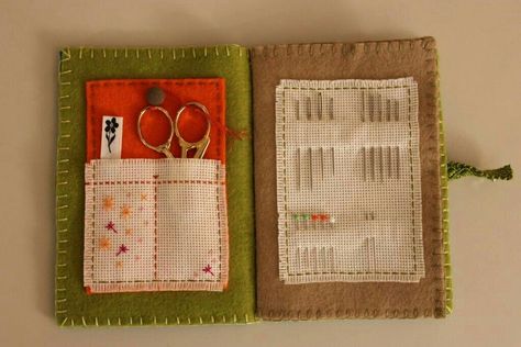 Needle Book Ideas, Diy Needle Book, Sewing Kit Organizer, Needle Organizer, Sewing Spaces, Sewing Case, Travel Sewing, Sewing Machine Cover, Needle Books