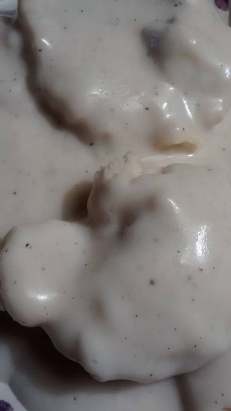 A simple white gravy recipe with no bacon or sausage grease or drippings. It tastes great with biscuits! White Gravy Recipe Easy, Breakfast Gravy Recipe, Homemade White Gravy, Home Made Gravy, White Gravy Recipe, Breakfast Gravy, Easy Gravy Recipe, Bacon Gravy, Southern Buttermilk Biscuits