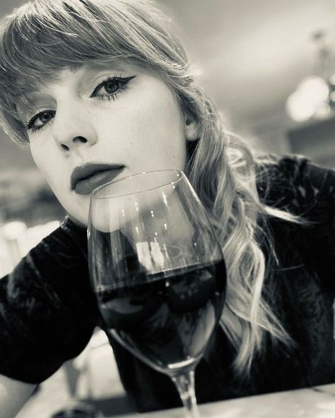 Photos Of Taylor Swift, The Power Of Words, Power Of Words, Camila Morrone, Estilo Taylor Swift, All About Taylor Swift, Album Of The Year, Taylor Swift Wallpaper, Long Live Taylor Swift