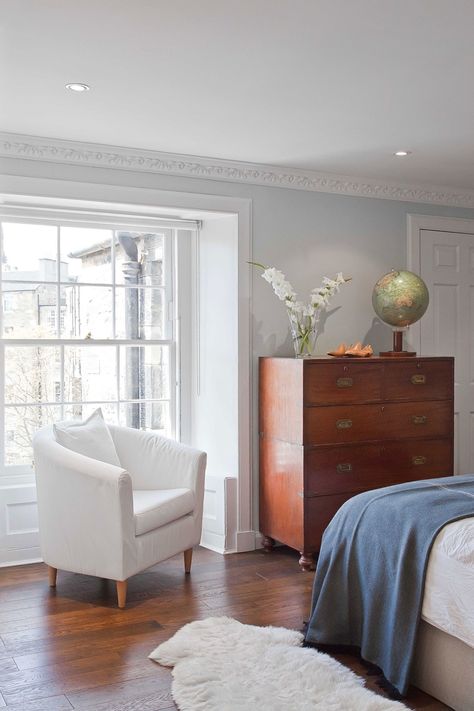 A Traditional Edinburgh Apartment with a Modern Edge Photos | Architectural Digest Farrow And Ball Skylight, Bedroom Colors White, Edinburgh Apartment, Couples Decor, New Floors, Grey Stuff, Campaign Furniture, Traditional Interior Design, Farrow And Ball