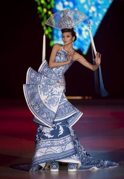 Haute Couture World Of Wearable Art, Hong Kong Fashion, Singapore Fashion, Guo Pei, China Fashion, Kimonos, Fashion Week Spring, Asian Fashion, London Fashion Week