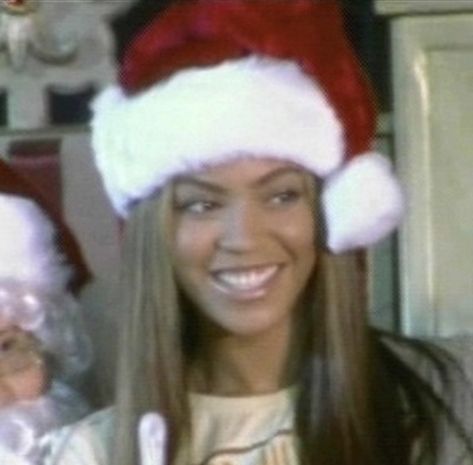 Beyoncé In Red, Funny Beyonce Pics, Beyoncé Reaction Pic, Old Beyonce Pics, Letterboxd Profile Icon, Beyonce Christmas Pfp, Beyonce Pfp Funny, Celebrity Christmas Pfp, Beyonce Profile Picture