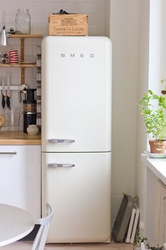 Smeg Fridge, Koti Diy, Retro Fridge, Casa Country, Decor Ikea, Casa Vintage, Ideas Hogar, Retro Home Decor, Decoration Inspiration