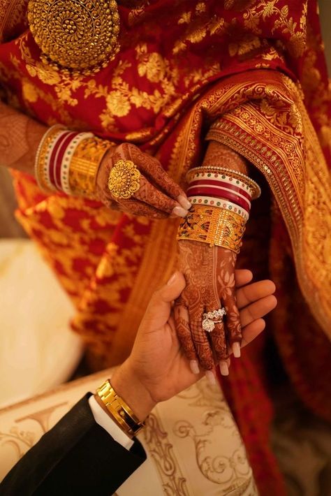 Karwachauth Poses For Couple, Bengali Wedding Couple Poses, Per Wedding Photoshoot, Wedding Rings Indian, Indian Wedding Pictures, Wedding Jewelry Gold, Bridal Jewellery Inspiration, Bridal Chura, Engagement Photography Poses