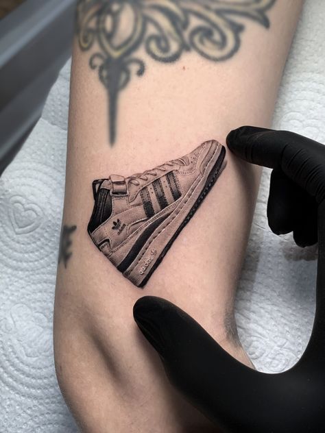 Tatuagem em Micro realismo tem crescido no Brasil, com forte influência de artistas de fora, e você irá conhecer agora artistas brasileiros que fazem o estilo. O post Tatuagem em Micro realismo: estilo que cativou o Brasil apareceu primeiro em Blog Tattoo2me. Mini Realistic Tattoo, Sneaker Tattoo, Micro Realism Tattoo, Air Force Tattoo, Micro Realism, Micro Tattoo, Bio Organic Tattoo, Characters From Movies, Tattoo Beautiful