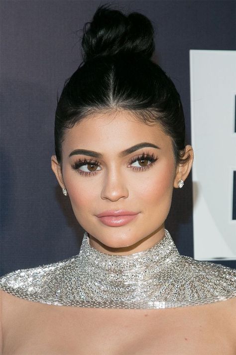 Kylie Jenner's Beauty Transformation Through the Years Charting the 20-year-old's ever-changing beauty look. Kylie Jenner Transformation, Kelly Jenner, Maquillaje Kylie Jenner, Kylie Jenner Makeup Tutorial, Dollar Makeup, Beauty Transformation, Looks Kylie Jenner, Natural Beauty Hacks, Jenner Makeup