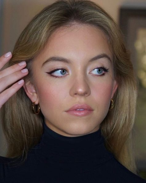 Posts de mídia de best of sydney sweeney (@sydneyfiles) / X Sydney Sweeney Eye Makeup, Make Up For Rounded Eyes, Sidney Sweeney Makeup, Fair Skin Aesthetic, Sydney Sweeney Makeup, Makeup Fair Skin, Doe Eye Makeup, Subtle Makeup, Formal Makeup