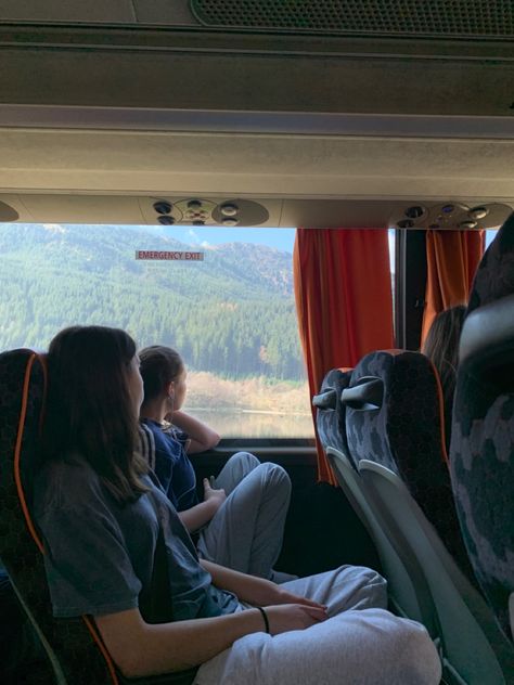 Bus Field Trip Aesthetic, Aesthetic School Trip Photos, Field Trip Pictures, Bus Trip Aesthetic Friends, Bus Road Trip Aesthetic, School Camping Trip Aesthetic, School Field Trip Aesthetic, School Trip Abroad, Bus Ride With Friends