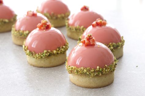 Small Pastries, Fancy Desserts Recipes, Strawberry Mousse, Pistachio Cream, Pink Icing, Gourmet Desserts, French Desserts, Small Desserts, Beautiful Desserts