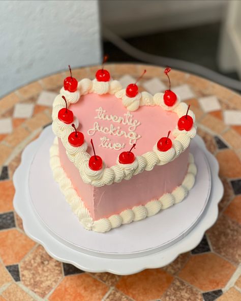 Pasteles en forma de corazón cubiertos con crema 🤍🩷❤️💜🖤 Puedes elegir el diseño que quieras o lo personalizamos si quieres cambiar el color o la decoración. #pasteles #cakes #cumpleaños #birthdaycake #corazon #barcelonacakes Cute Bday Cakes, Pasteles Aesthetic, Ideas Aniversario, City Cake, 26th Birthday, Cute Food, Ipa, Birthday Cake, Pastel