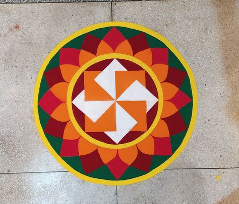 Permanent Rangoli With Paint, Symmetrical Rangoli Designs, Simple Round Rangoli, Rangoli Round Designs, Pichwai Rangoli, Round Rangoli Design Diwali, Round Rangoli Design, Rangoli Sketch, Onam Rangoli