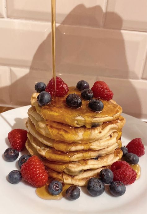 A stack of fluffy blueberry American style pancakes drizzled in maple syrup and topped with a mix of bluberries and raspberrys #pancakes #pancakeday #aestheticpancakes Pancakes With Toppings, James Hawthorne, Pancake Stack Aesthetic, Stacked Pancakes, Pancakes Astetic, Buttermilk Pancakes Aesthetic, Pancake Drawing, American Pancakes Aesthetic, Pancakes Aesthetic