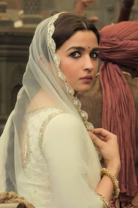 Kalank Trailer/Teaser: Alia Bhatt-Varun Dhawan's New Movie Trailer is Out | VOGUE | Vogue India Kalank Movie, Alia Bhatt Varun Dhawan, Alia Bhatt Photoshoot, Desi Wedding Dresses, Movie Teaser, Indian Look, Bollywood Couples, Bollywood Outfits, Varun Dhawan