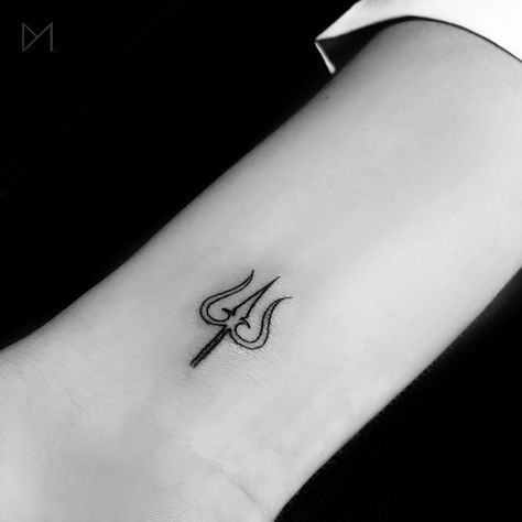 Minimal Trishul / Trident Linework Tattoo Tattoo On The Wrist, Trident Tattoo, Trishul Tattoo Designs, Om Tattoo Design, Tattoo Design For Hand, Tattoo World, Linework Tattoo, Hand Tattoos For Girls, Om Tattoo