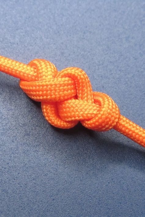 How to tie the Eternity knot for beginners. Quick and easy step-by-step instructions for tying the Eternity knot. Monkey Ball Knot, Chinese Knots Tutorial Step By Step, Eternity Knot, Paracord Crafts, Knot Tutorial, Paracord Ideas, Eternity Bracelet, Braided Bracelet Diy, Macrame Tutorials