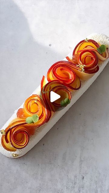 Nour Kandler on Instagram: "Mixed peaches & vanilla ❤️  > Whipped vanilla ganache > Vanilla financier  > Mixed peaches confit > Pâte sucrée  > Fresh mixed peaches   With a little feminine floral touch 🥰 . . . #entremet #pastryaddict #peaches #pêche #confit #frenchpatisserie #pâtisserie #pastrychef #eatinginlondon #peachflower #summerdessert" Peach Entremet, Vanilla Ganache, French Patisserie, Peach Flowers, Pastry Chef, Summer Desserts, Mini Cakes, Peaches, Kiwi