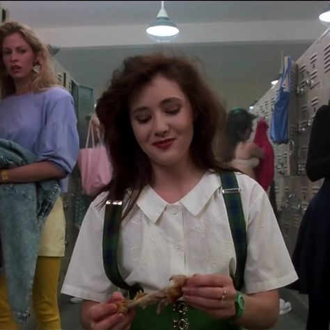 Heathers Outfits Movie, Heather Duke X Veronica Sawyer, Heather Duke Movie, Heather Duke Pfp, Heathers The Movie, Thalia Hair, Heathers Outfit, Heathers Pfp, Duke Aesthetic