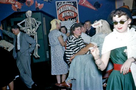 Halloween Party Yesteryear: 20 Found Photos from the 1950s -1980s - Flashbak 1950s Halloween, Halloween Party Photo, Vintage Halloween Party, Vintage Halloween Photos, Vintage Halloween Costume, Halloween 2, Halloween Images, Halloween Photos, Halloween Celebration