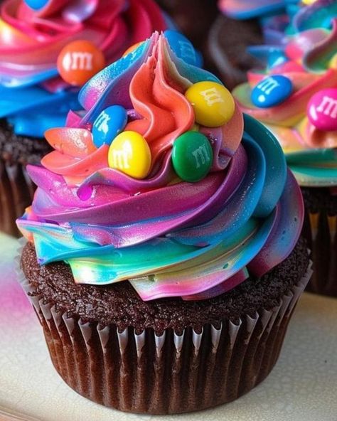 Grandma’s recipe Rainbow Muffins, M M Cupcakes, Stove Recipes, Surprise Cupcakes, Rainbow Foods, Living In Spain, Cake Designs For Kids, Rainbow Frosting, Fun Cupcake Recipes